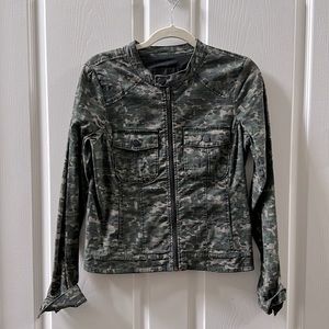 Sanctuary camo jacket. Size S . Front zip, tan collar, lined.